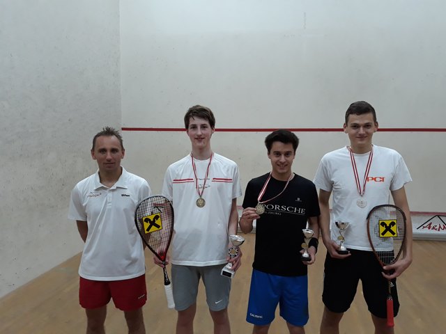 von links: Jugendtrainer Bernhard Eppenschwandtner, David Ablinger, Mihaly Androczky und Simon Loindl
