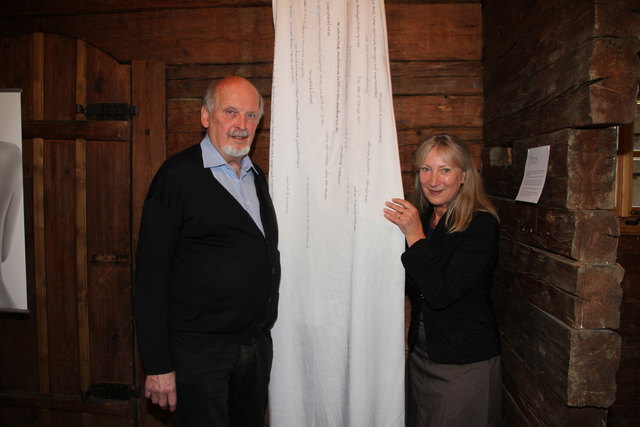 Handschriften: Lutz Maurer mit Kustodin Hiltrud Oman.