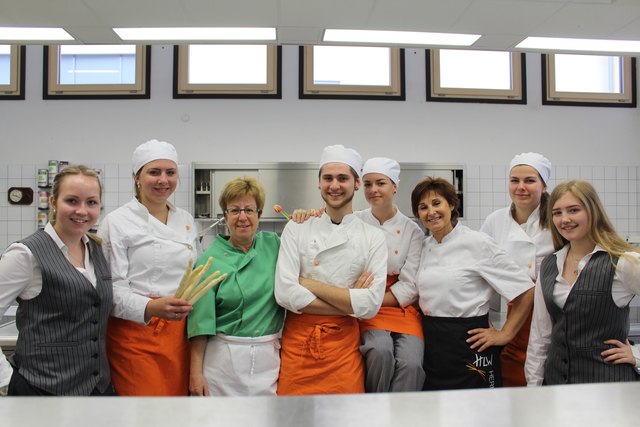 Feinste Spargelküche: Monika Jost und Emanuela Morgenfurt mit Pascal Allinger, Stefanie Buchacher, Victoria Tarmann, Pia Hohenwarter, Linda Wobovnik und Laura Truppe