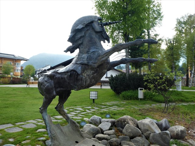 DAS WAPPENTIER VON SEEFELD, ein Einhorn, bereits 1994 geschaffen vom berühmten Künstler Jos Pirkner, ist ein schöner Beginn eines abwechslungsreichen Ausflugs