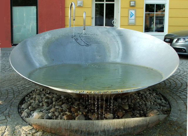 Die beiden Wasserspeier symbolisieren die beiden Flüsse Aist und Naarn, die in der Umgebung in die Donau fließen