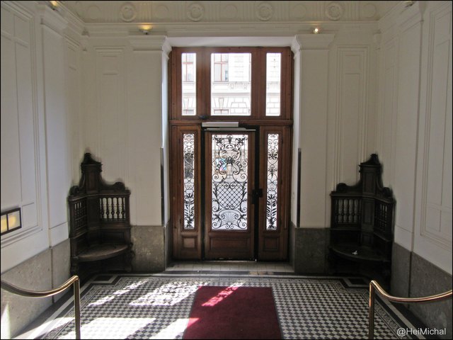 Der Eingang und Ausgang mit rotem Teppich