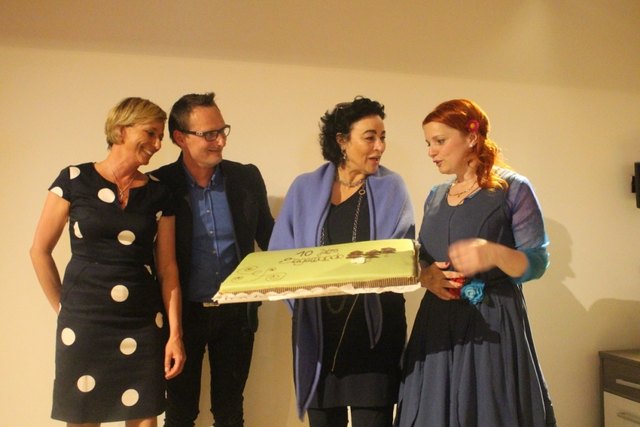 Eine Torte zum Geburtstag: Melanie Golob, Michael Maier, Sieglinde Meixner-Müller und Monika Peitler