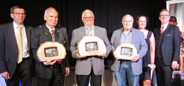 Organisator Franz Kienast mit dem Siegertrio Baumann, Wimmer und Wastl sowie Moderatorin Tanja Haas und Casino-Vertreter Roland Hirner (v.l.)