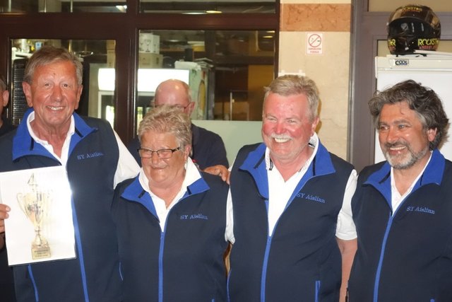 Die Aislinn-Crew gewinnt das Blaue Band: Sepp & Anschi Höller, Bernhard Schettler, Amedeus Hajek, Josef Leimhofer (nicht am Bild). | Foto: Rüdiger Endres