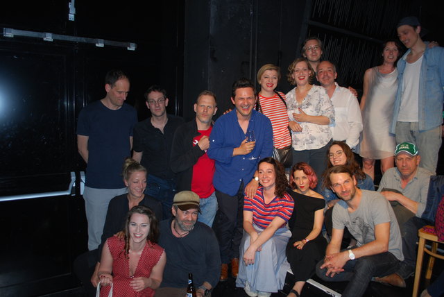 Florian Fennes, Didi Kern, Michael Scherff, Hanna Binder, Josephine Bloéb, Tobias Artner, Katharina Haindl, Jevgenij Sitochin, Imre Lichtenberger Bozoki, Nach der Premiere: Rina Kaçinari, Tim Breyvogel, Michael Köpke, Aleksandra Kica, Marie Rötzer, Kai Krösche, Rosalie Melichar | Foto: Landestheater NÖ