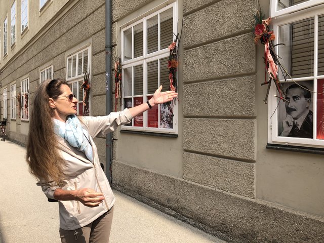 Die Fensterfront der Universitätsbibliothek entlang der Hofstallgasse zeigt erschreckend, wohin Zensur und Einschränkung von Meinungs- und Pressefreiheit führen kann.