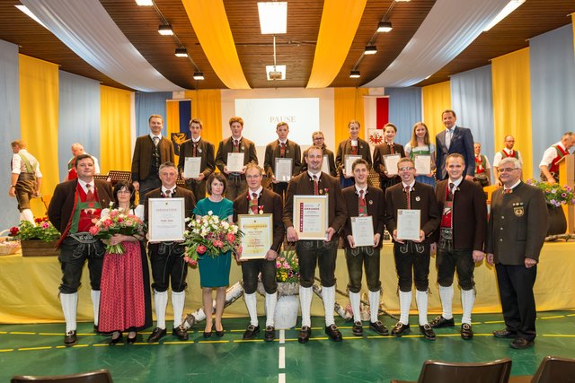 Die geehrten Musikanten mit Landesverbandsobmann-Stellvertreter Raimund Winkler (rechts) beim Frühjahrskonzert der BMK Niederau.
