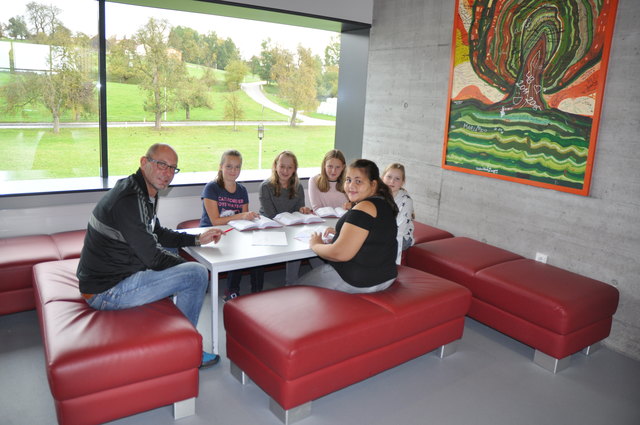 Neue Mittelschule Taufkirchen: Schwerpunkte in "Technik" (in Werken, GZ) und "Lernen lernen" (Lerntyp-Bestimmung); eigenes Museum an der Schule, Begabtenförderung. Motto laut Direktor Scheuringer: "Lernen in und mit der Natur – Pramlandschaft als Klassenzimmer, naturnaher Unterricht mit großem regionalem  Bezug im Diorama Lebensraum Pram."  Homepage: www.hs.taufkirchen-pram.eduhi.at, Tag der offenen Tür: 2x im Jänner | Foto: NMS Taufkirchen