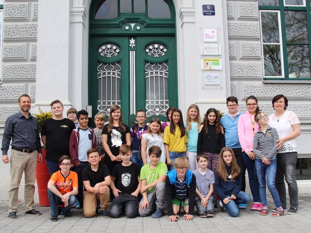 Die ehemalige Direktorin Christine Höller (r.) mit einer Klasse der NMS Vöcklabruck im Jahr 2018. | Foto: MeinBezirk/C. Steiner-Watzinger