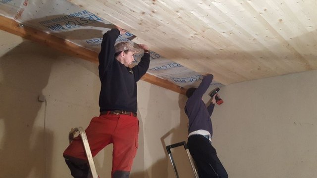 Das nennt man Einsatz. Die Voitsberger Landjugendlichen bei der Deckensanierung.