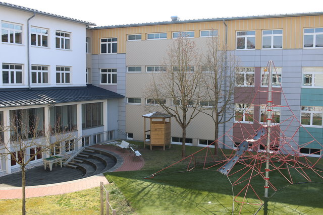 Beliebt: Der Innenhof der Schule ist ein beliebter Aufenthaltsort der Kids in den Pausen.