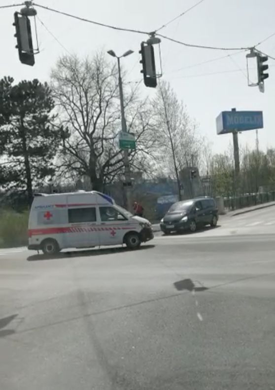 Rettung biegt ab. Da steht bereits der Geisterfahrer.