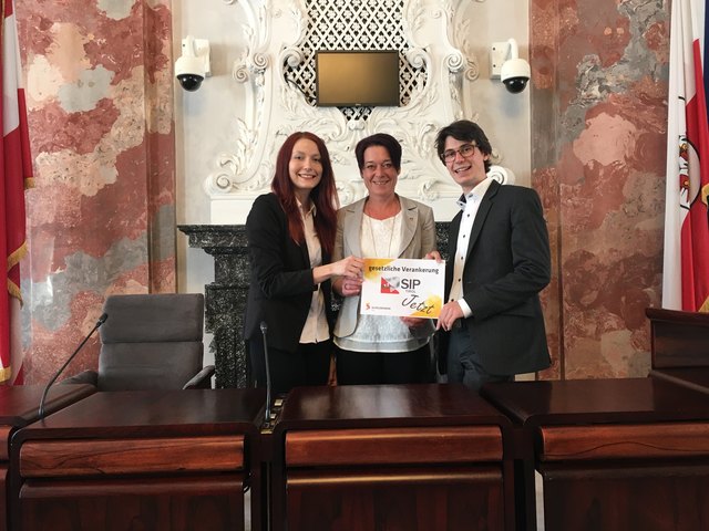 May Hagenbucher und Stephanie Schurtl der Schülerunion sind zu Gast im Tiroler Landhaus. | Foto: Schülerunion Tirol