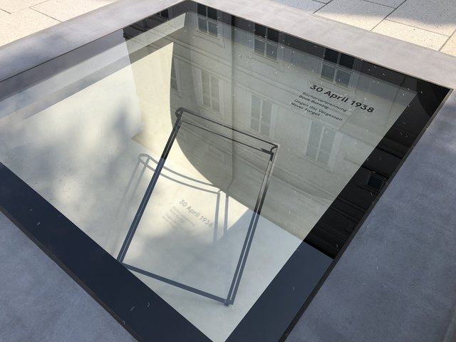 Das 2018 enthüllte Mahnmal erinnert an die Schandtat der Bücherverbrennung am 20. April 1938 in Salzburg