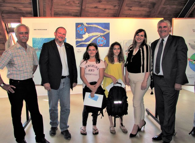 vlnr: Dipl.-Ing. Helmuth Koch, Präsident Mag. Franz Tötzl (beide Lions Club Eisenstadt),  Alena Haban, Anna Pantl (beide NMS Theresianum), Landesrätin Mag. Astrid Eisenkopf, KR Mag. Gerold Stagl