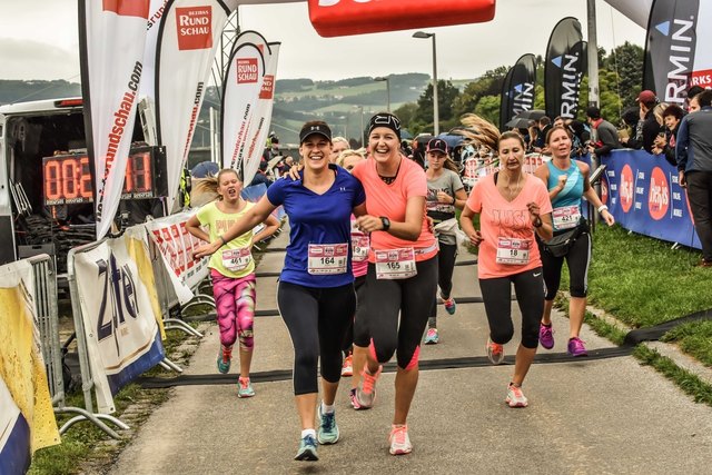 Glückliche Gesichter beim Zieleinlauf: Beim LadiesRun können Mütter und Töchter gemeinsam an den Start gehen.