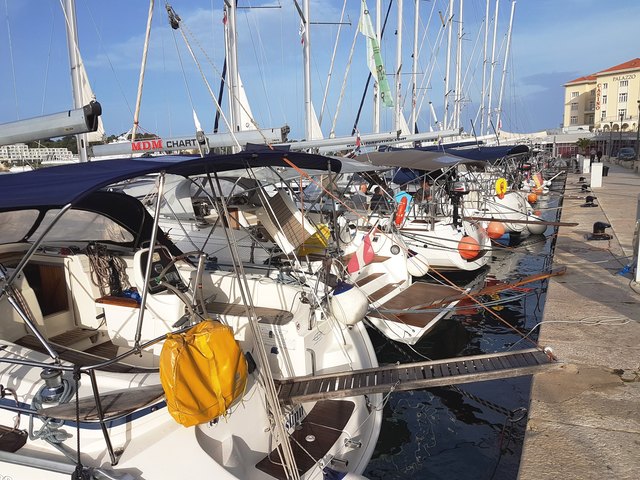 Das Dutzend der YCBS-Flotte am Kai von Porec.