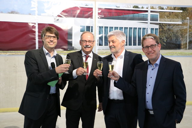 Ahamer, Bürgermeister Hackl, Obermann und Lier (v. l.). | Foto: Burg Design