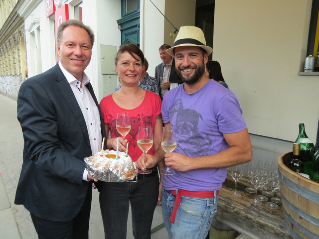 Bezirksvorsteher Franz Prokop gratulierte dem Ehepaar Truksitz zum fünfjährigen Jubiläum der Weinbar am Yppenplatz.