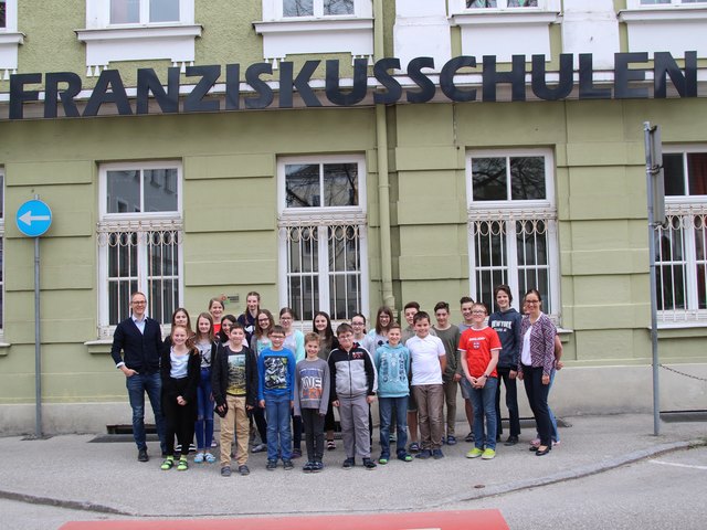 Direktor Alois Kienast (l.) mit einer Klasse der NMS der Franziskanerinnen Vöcklabruck | Foto: MeinBezirk/C. Steiner-Watzinger