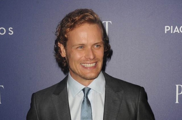 Sam Heughan grinst für die Fotografen im Anzug | Foto: ©FAM008/FAMOUS