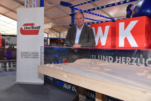 Dir. Kurt Zangerle hatte ein Modell vom riesigen Areal am Rande von Reutte dabei. | Foto: Foto: Reichel