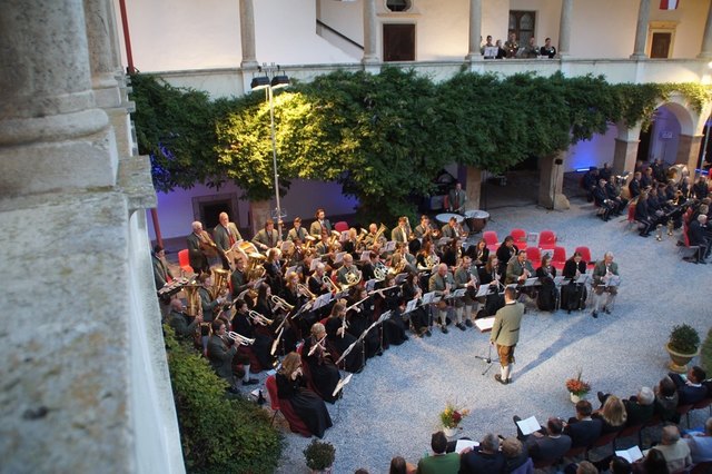 Kameradschaftskapelle und Militärmusik werden im Schlosshof zu erleben sein.