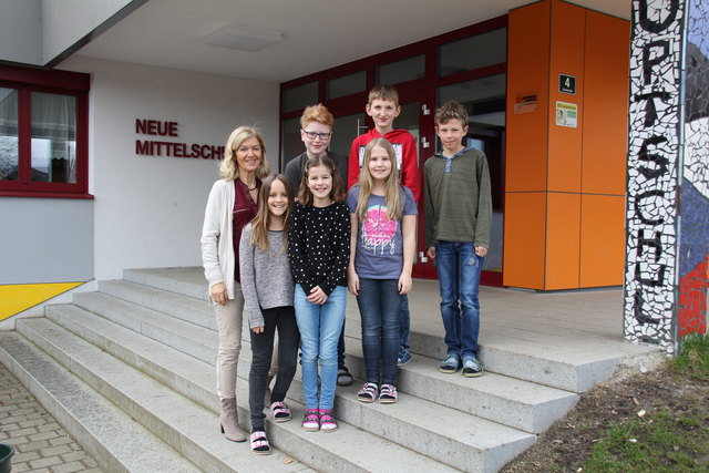 Neue Mittelschule Esternberg: keine Schwerpunkt-Schule, aber Fokus auf Bewegung, Gesundheit und Leistung; viele Projekte zu Fokus-Themen z.B. Mobilitäts- und Klimaschutzprojekt; Motto: "Leistungsorientiertes Arbeiten steht im Mittelpunkt. Jeder Schüler soll zu einem pflichtbewussten Menschen erzogen werden." Homepage: schulen.eduhi.at/hs.esternberg, Tag der Offenen Tür: gibt es keinen (Volksschüler besuchen einen Tag lang die Schule)