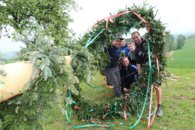 Ein Teil der Maibaum Crew aus Steinbruch mit ihrer Trophäe, dem gestohlenen Welser Maibaum. | Foto: Pernsteiner