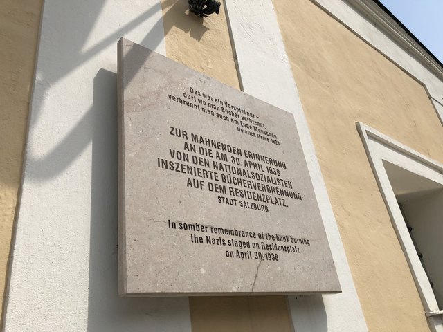 Die Gedenktafel erinnert an die Bücherverbrennung auf dem Residenzplatz.