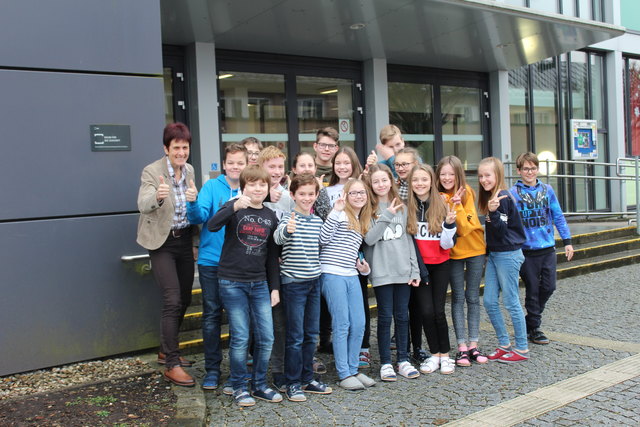 Bundesgymnasium/BRG/BORG Schärding: Sprachlicher oder Naturwissenschaftlicher Schwerpunkt ab der 3. Klasse, in Oberstufe Wahl zwischen sozial-kommunikativem und vokalem Schwerpunkt (Stimmbildung, Tanz); Eramusprojekt, viele Sozialprojekte. Schulmotto laut Direktorin Reisinger: "Es geht viel um Allgemeinbildung, Persönlichkeitsentwicklung und Sozialkompetenz. Wichtig ist, Balance zwischen Fordern und Fördern zu finden." Homepage: www.gymschaerding.at, Tag der Offenen Tür: im Jänner (schnuppern immer möglich)