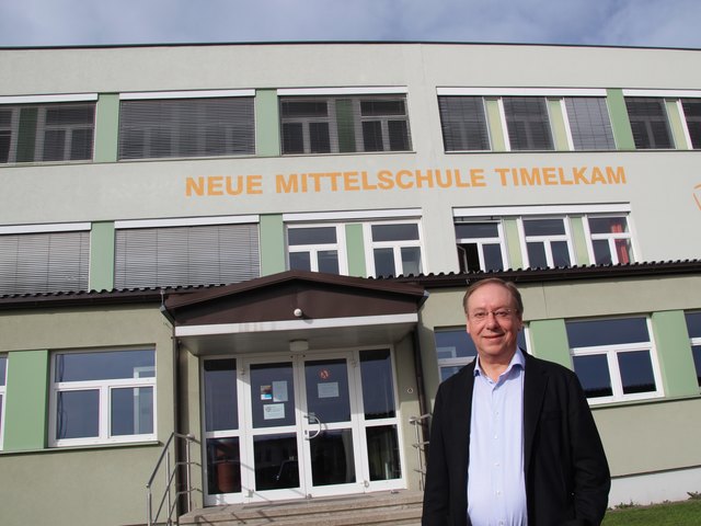 Der ehemalige Direktor Klaus Duftschmid vor der NMS Timelkam. | Foto: MeinBezirk/C. Steiner-Watzinger