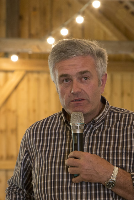 Der Obmann des Ernstbrunner Imkervereines, Leopold Bauer aus Simonsfeld, beim Blütenfest in Herzogbirbaum. | Foto: privat