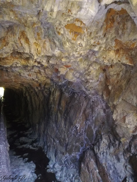 Sieht auf dem Bild eigentlich total hell aus aber in der Mitte des Tunnels wurde es stockdunkel. Tunnel zur Triftsperre                                           © Gabriele P.