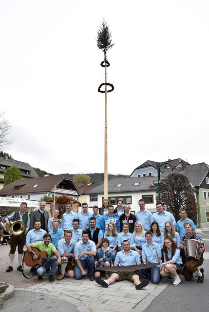 Maibaum Aktion, Landjugend St.Michael stellte am 1. Mai am Marktplatz einen Baum mit einem Fest auf, am Foto auch die 3 Musikanten sowie Bürgermeister Manfred Sampl der durch den Nachmittag moderierte. Gruppenleiterin Vanessa Bayrs Vater Reinfried hat den 34m Baum gespendet, er wird im Rahmen vom Erntedankfest Ende Sept. umgeschnitten.