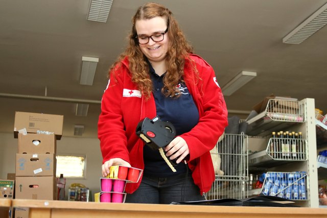 Ines beim Etikettieren der Waren. | Foto: OÖRK/Schönberger
