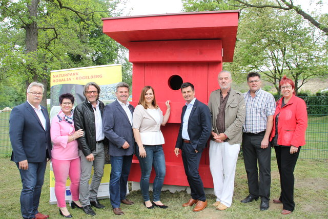 Die Ortschefs der beteiligten Gemeinden, LR Eisenkopf, LAG-Obmann Illedits und "Vogelkünstler" Bernhardt bei der Pojektpräsentation.