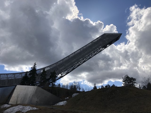 Nicht aus Holz, aber beeindruckend: Die Sprungschanze Holmenkollbakken im Wohngebiet Holmenkollen. | Foto: WOCHE