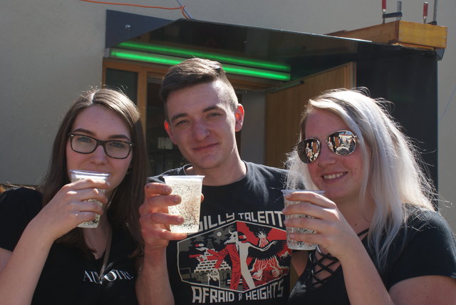 Lisa Hüttenberger, Daniel Fehringer und Romana Eisenbauer genießen ihre Spritzer am Purgstaller Marktfest.