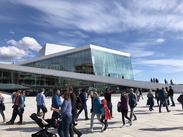 Oslos Opernhaus (Kosten: rund 548 Millionen Euro) liegt direkt am Hafen und soll an einen Eisberg erinnern. | Foto: WOCHE