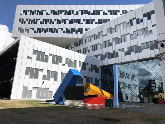 Beeindruckender Gebäudekomplex auf der Halbinsel Fornebu. Hier haben sich Unternehmen angesiedelt. | Foto: WOCHE