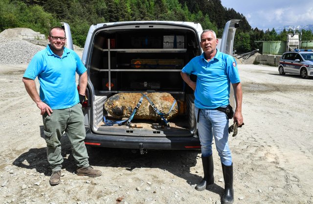 Die Experten des Entminungsdienstes waren zur Stelle und entschärften die Fliegerbombe. | Foto: zeitungsfoto.at