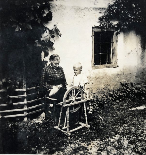 Ottingbäuerin Eva Mayrhofer mit Enkel Joseph (um 1938).