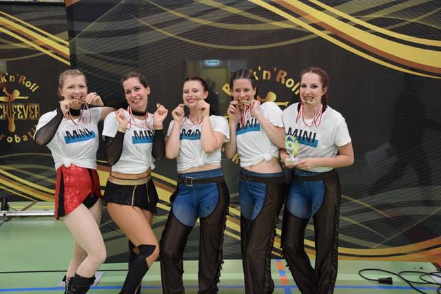 Miniformation Ladies 'Girls Like That' mit ihren Medaillen und dem Pokal: 3. Platz und Wiener Meister 2018