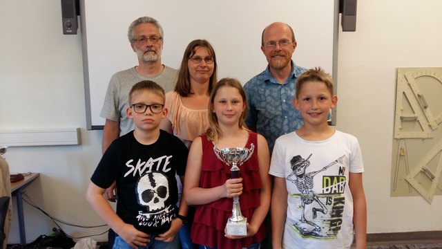 Das Siegerteam der VS Großdietmanns mit Loris Tijink, Leonie und Lorenz Veith, dahinter Organisator Dieter Schuh, Patricia Veith und Schachlehrer Johann Cizek. | Foto: privat