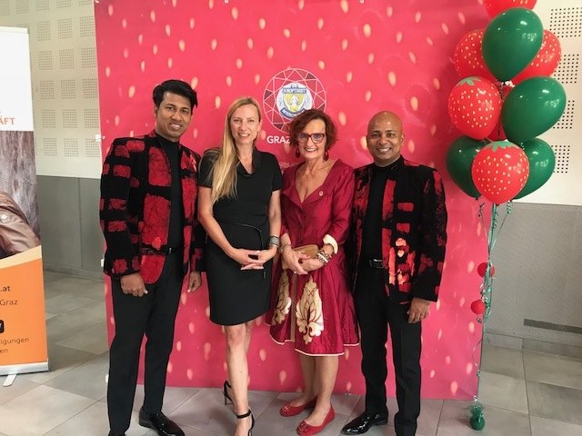 Charity: Bogner-Strauß (l.) und Hornig mit den Lanerolle Brothers | Foto: SI Club Rubin Graz