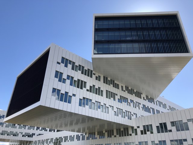 Beeindruckender Gebäudekomplex auf der Halbinsel Fornebu. Hier haben sich Unternehmen angesiedelt. | Foto: WOCHE