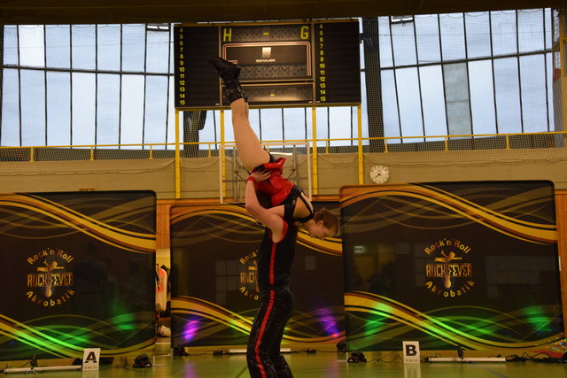 B-Klasse: Hanna & Joachim - Akrobatikrunde (hier: Kerze / Pose)