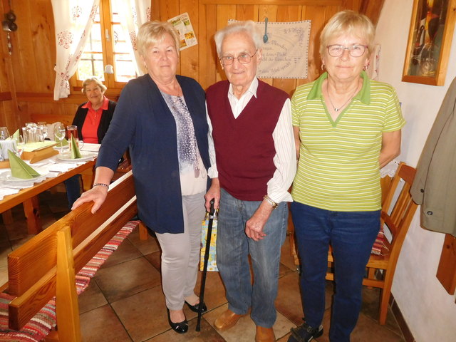 PVÖ Vorsitzende Anna Maria Primus und Schriftführerin Annemarie Adam-Stolz gratulierten Ludwig Seyer zu seinem 93. Geburtstag. | Foto: Stolz